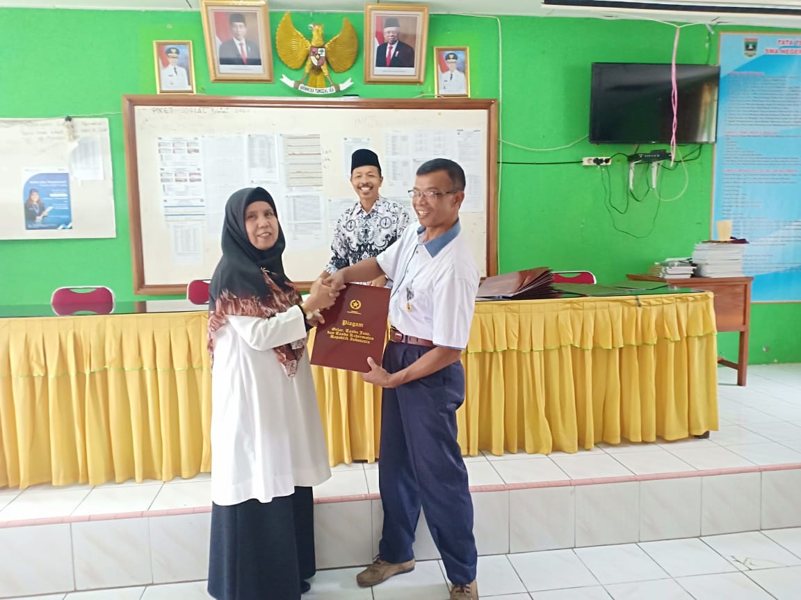 Penyerahan piagam satya lencana kepada Bpk Basri