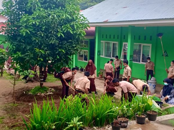 Kegiatan adiwiyata dan  pengolahan sampah untuk Bank Sampah