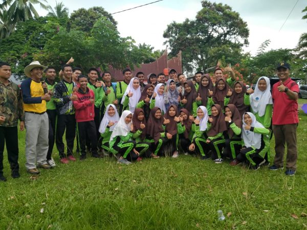 Foto Bersama setelah Outbon kelas XII IPS.1