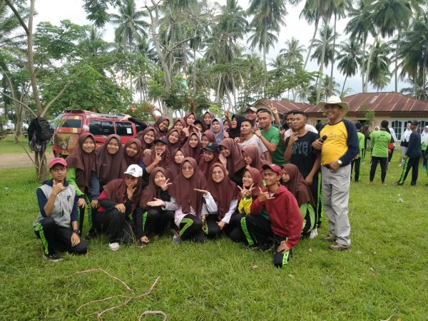 Foto Bersama setelah Outbond kelas XII IPA.2