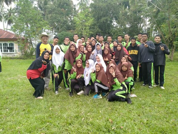 Foto Bersama setelah Outbon kelas XII IPS.4