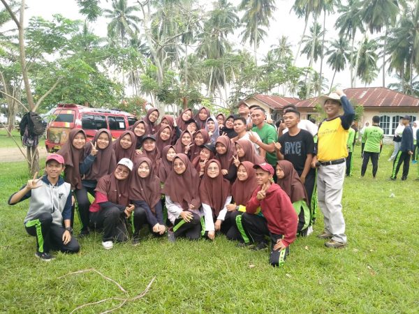 Foto Bersama setelah Outbon kelas XII IPA.2