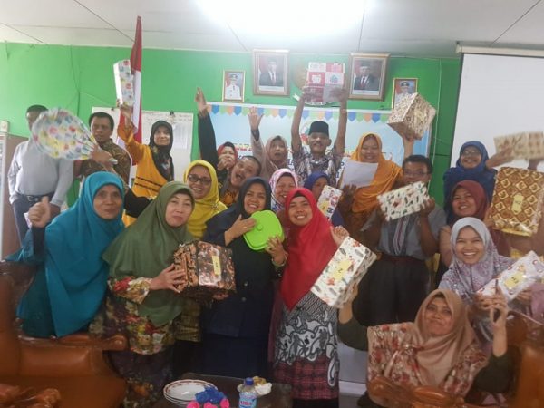 Ekspresi Bahagia penerima hadiah doorprize RAT KPN Tahun Buku 2019
