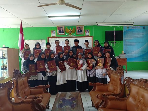 penerima satya lencana di hari rabu