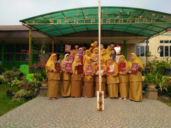 Foto bersama Guru Penerima Piagam satya lencana