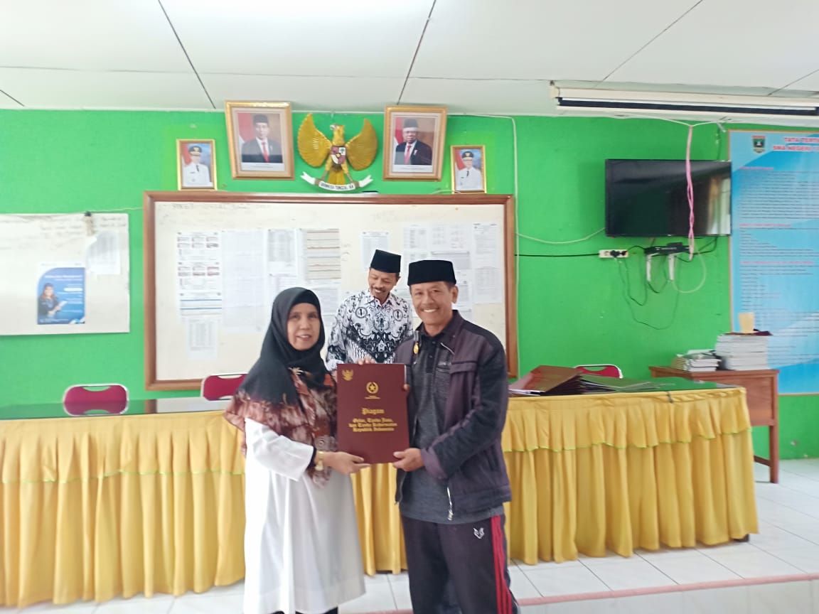 Penyerahan Piagam satya lencana kepada Bpk. Hadi Erman