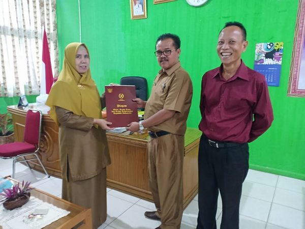 penyerahan satya lencana