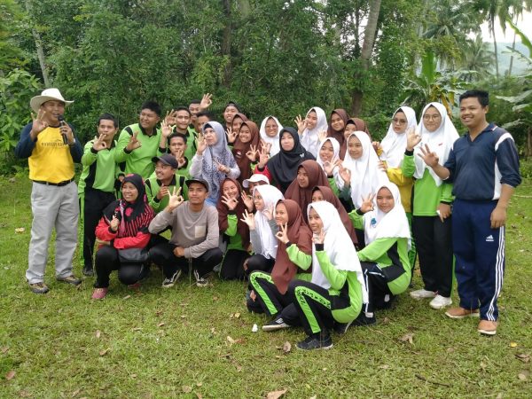 Foto Bersama setelah Outbond kelas XII IPS.2