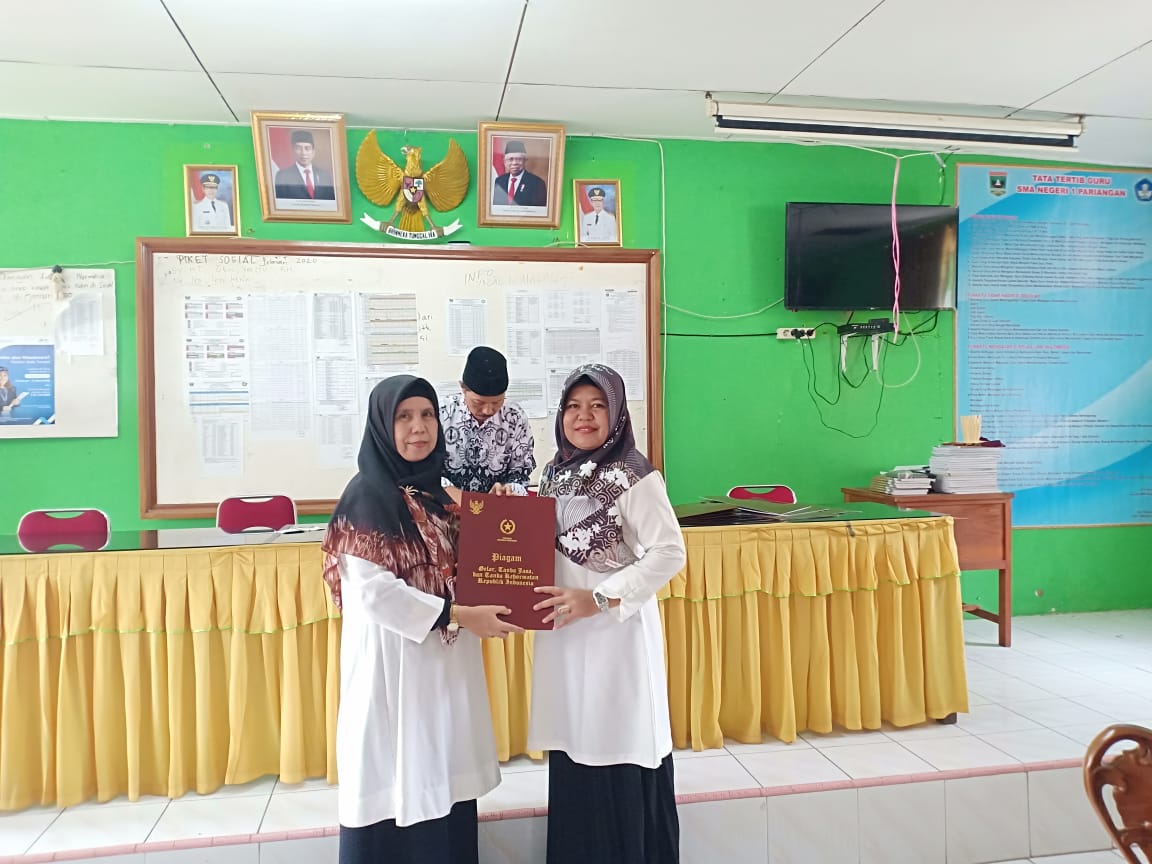 Penyerahan Piagam satya lencana kepada Ibuk Ulfa Sari, S.Pd, M.Si