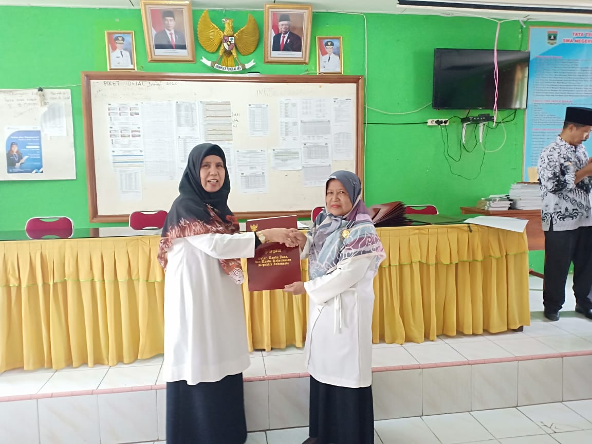 Penyerahan Piagam satya lencana kepada Ibuk Yusnibar, S.Pd