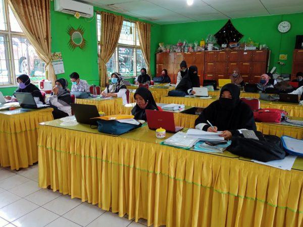 Mengajar daring dari sekolah