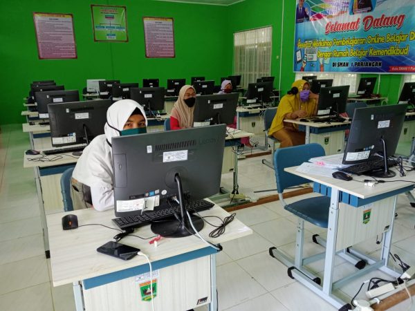 Pelaksanaan ujian PTS  dan ujian susulan di labor komputer bagi siswa yang bermasalah HP dan jaringan