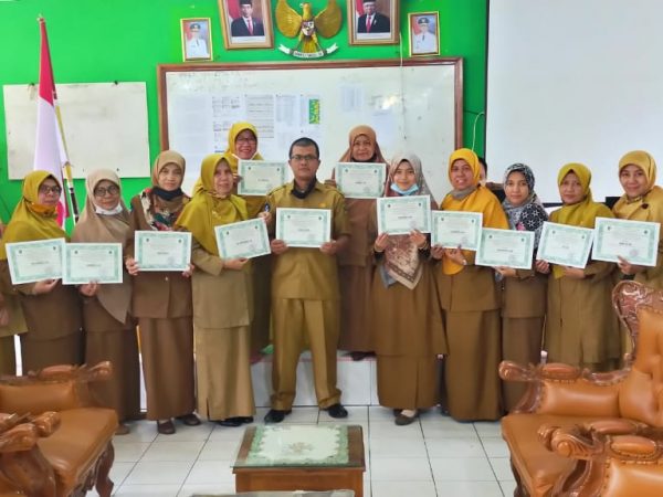 PENYERAHAN PIAGAM QATAM ALQURAN OLEH KEPSEK