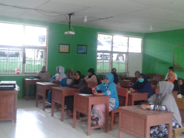 Penyerahan Rapor PTS Semester ganjil TP 2020/2021