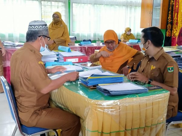 PEMERIKSAAN BUKTI FISIK STANDAR KELULUSAN OLEH PAK ASRUL