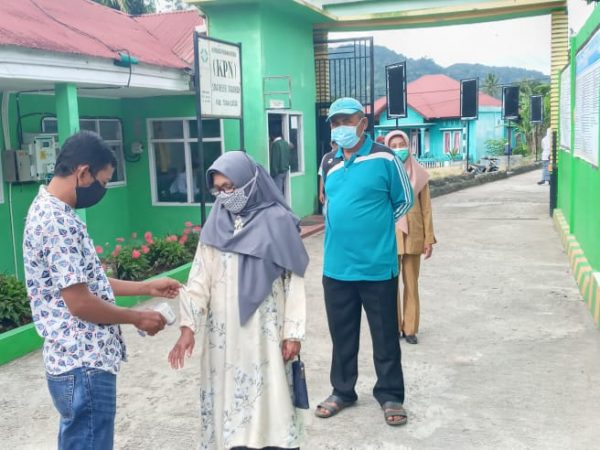 Penerapan protokol covid di SMAN 1 Pariangan menggunakan Termo Gun untuk mencek suhu