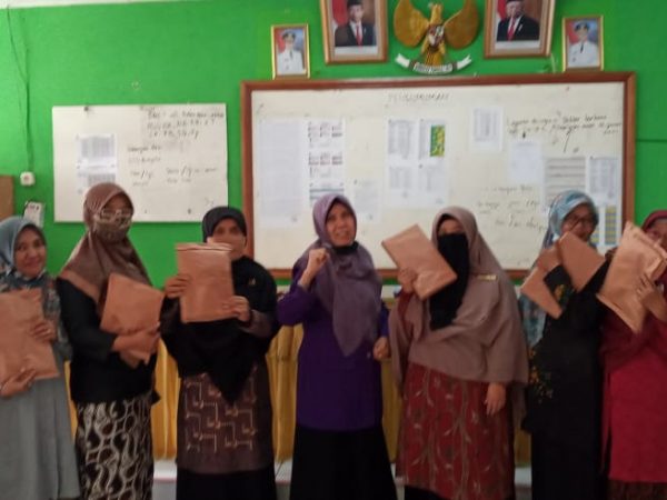 PENYERAHAN HADIAH LOMBA LITERASI DALAM RANGKA PERINGATAN HARI GURU