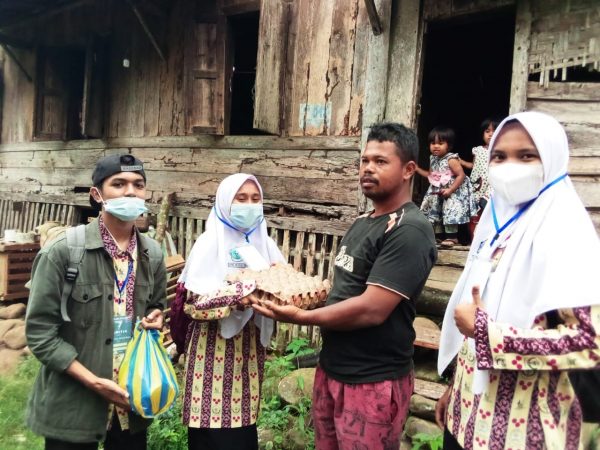 PENYERAHAN PAKET RAMADHAN KEPADA MASYARAKAT OLEH OSIS DAN MPK TP 2021/2022