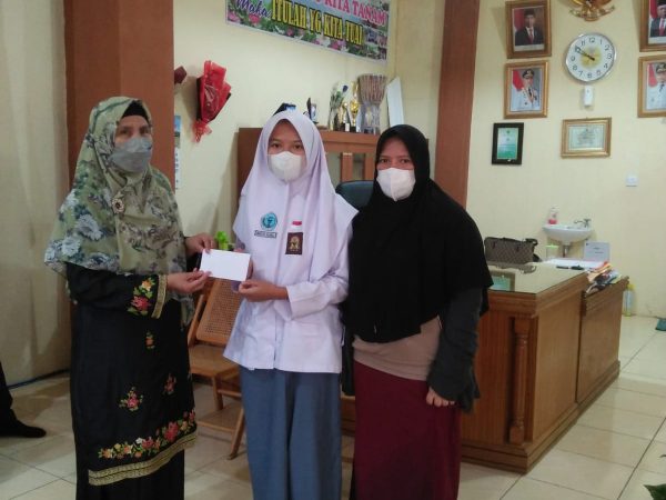 PENYERAHAN BEASISWA BAZ DARI KEPALA SEKOLAH KEPADA ORTU DAN SISWA