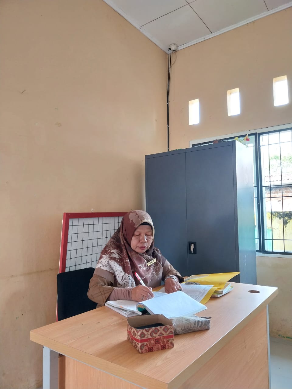 Guru Sejarah Senior di SMAN 1 Pariangan yakninya Ibuk Yunetti